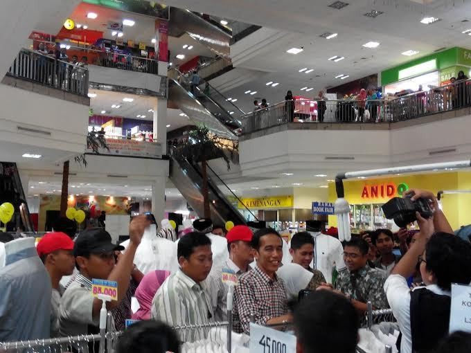 Jelajahi Bekasi, Jokowi Sempatkan Diri Ngeceng di Mal