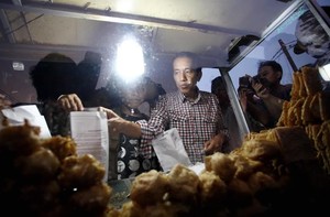 Jokowi Borong Gorengan di Jl Juanda Bekasi Terus Buka Puasa di Masjid