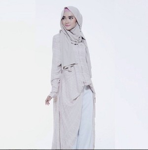 Hobi Foto Hijab OOTD, Puteri Hasanah Karunia Jadi Bisa Keliling Indonesia