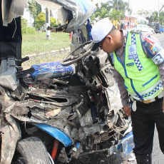 Tabrakan Maut Bus vs Elf, Satu Orang Meninggal