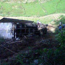 Truk Fuso Tanpa Muatan Terjun ke Jurang Pujon Sedalam 20 Meter