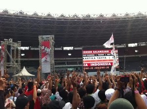 Di Konser Salam 2 Jari, Slank Nyanyikan Virus untuk Sebar Kedamaian