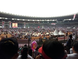 Diiringi Lagu Salam 2 Jari, Jokowi Naik ke Panggung Konser di GBK
