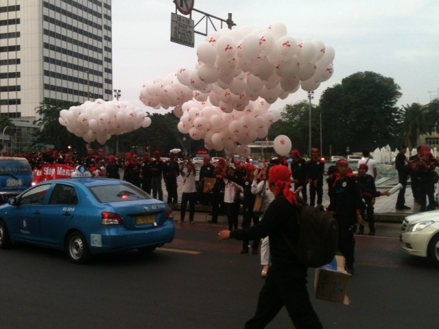 Ratusan Pendukung Prabowo-Hatta Lepas Balon dan Bagi Takjil di HI