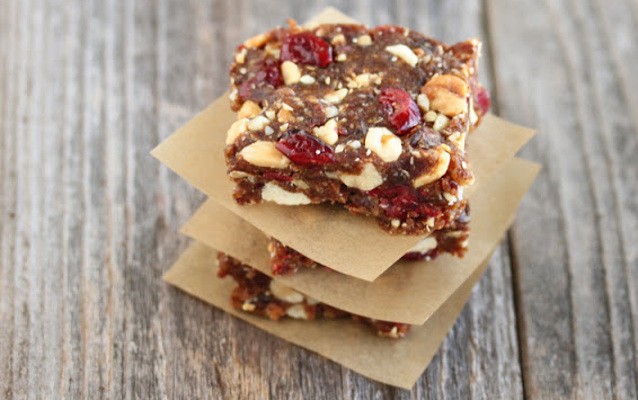 Camilan Kurma yang Kaya Energi Ini Bisa Dibuat Dengan 3 Bahan Saja!