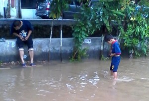 Banjir di Pondok Maharta Tangsel Sempat Capai 1 M, Air Masih Menggenang