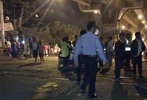 Tawuran Pecah di Kolong Layang Angke, Serpihan Beling Berserakan di Jalan