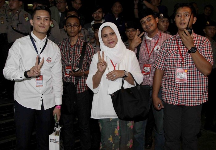Ini Gaya Iriana Berhijab dan Salam 2 Jari di Debat Terakhir