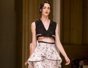 Fashion Show di Spanyol, Para Model Ini Tampil dengan Lutut Memar-memar