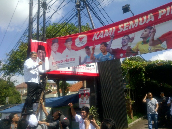 Masa Tenang Pilpres, Timses Prabowo-Hatta di Jabar Cabut Atribut Kampanye