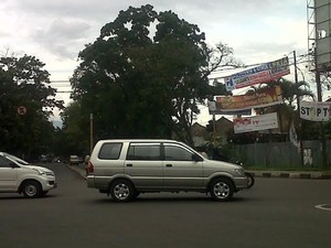 Atribut Kampanye Pilpres Masih Mejeng di Jalanan Kota Bandung