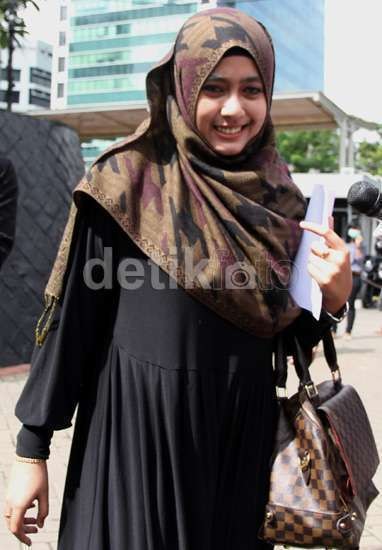 Menjenguk ke Rutan, Darin Pastikan Keadaan Luthfi Baik Selama Ramadan