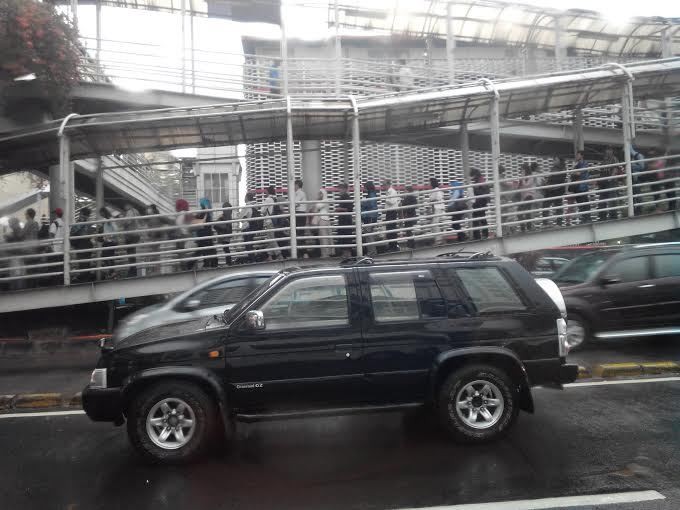 Thamrin Arah Blok M Macet dan Antre Tiket Terjadi di Halte Sarinah