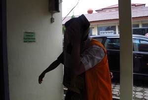 Kasus Pencabulan Siswa SD, Brigadir M Tutup Wajah Pakai Sajadah