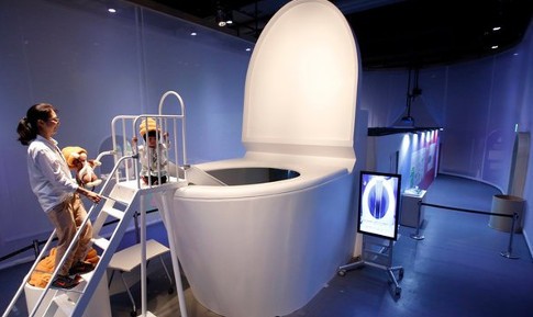 Toilet Raksasa Setinggi Lima Meter Dipamerkan di Jepang