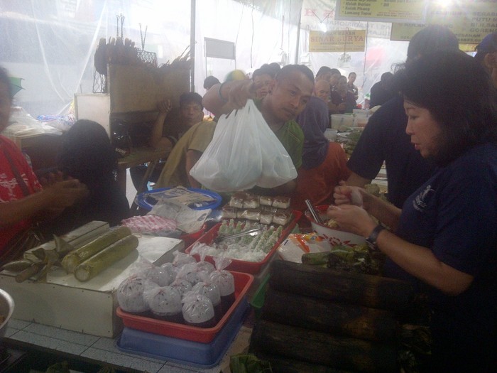 Hujan & Banjir, Menparekraf Tetap Berburu Takjil di Pasar Benhil
