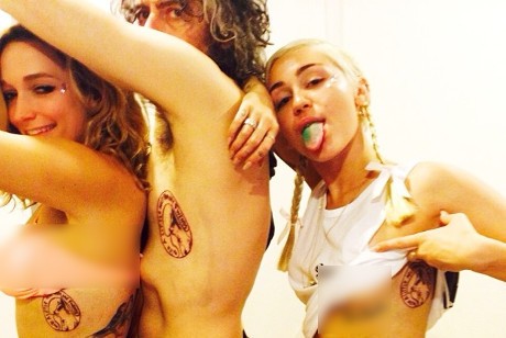 Tato Unik Miley Cyrus untuk Peringati Kematian Anjing Peliharaan