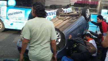 Ini Penampakan Mobil Terbalik di Margonda