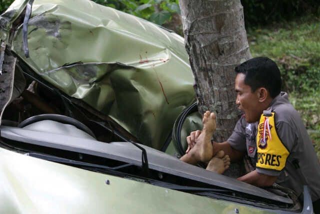 Kapolres Ini Turun Langsung Selamatkan Korban Avanza yang Terjun ke Jurang