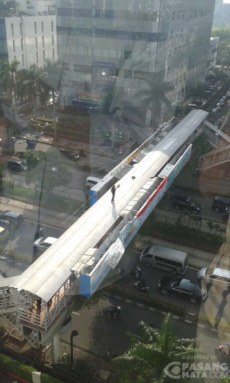 Ada Pria Panjat Atap Jembatan di Kuningan, Tapi Tak Berniat Bunuh Diri