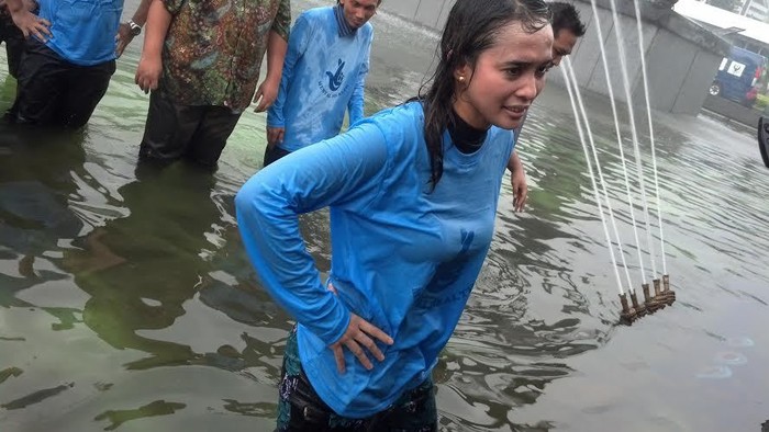 Si Cantik Noriyu Nyebur ke Kolam DPR Sambil Salam 2 Jari