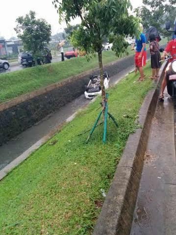 Mobil Putih Nyemplung Kali di Bintaro