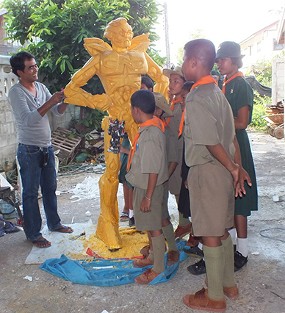 Wah! Patung Transformers Setinggi 2,5 Meter Terbuat dari Lilin