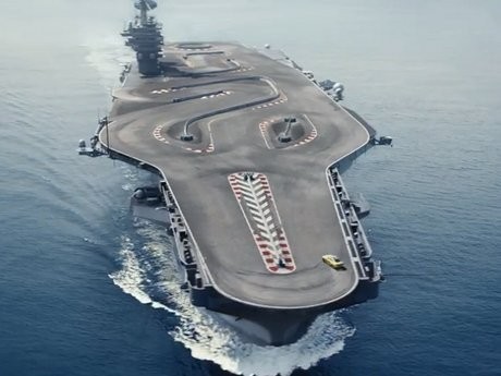 BMW M4 Bikin Rusuh di Kapal Induk