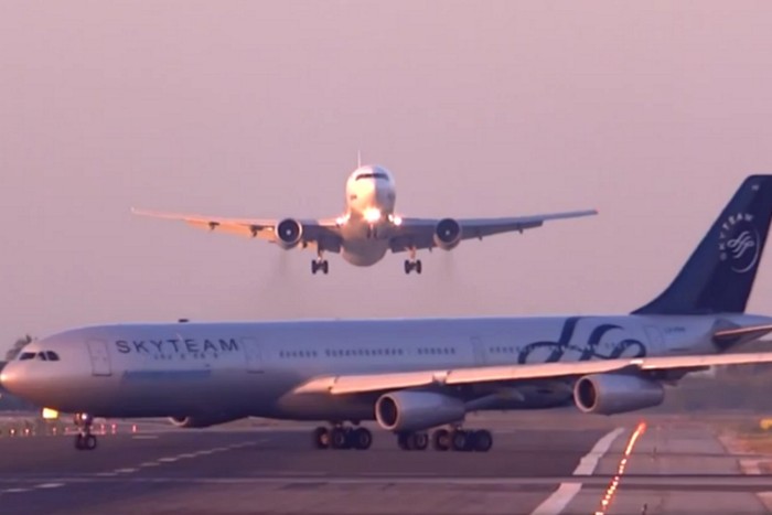 Video Dramatis! Dua Pesawat Nyaris Tabrakan di Bandara Barcelona