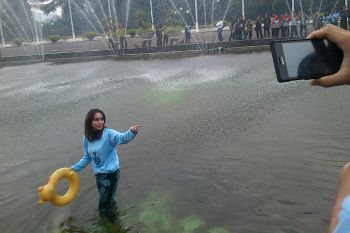Penampakan Noriyu Nyemplung Kolam Usai Golkan UU Kesehatan Jiwa