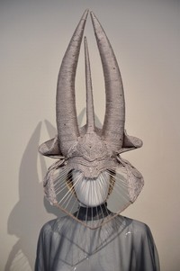 Ini salah satu koleksi headpiece Charlie Le Mindu. Tanduk bagian atasnya sekilas mengingatkan kita akan tokoh Maleficent dari Disney.