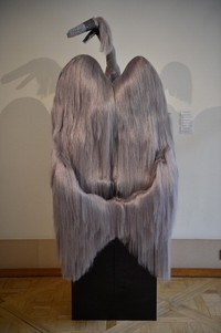 Busana yang cukup menyeramkan, seluruhnya terbuat dari rambut. Yang satu ini akan terlihat dramatis untuk editorial fashion.