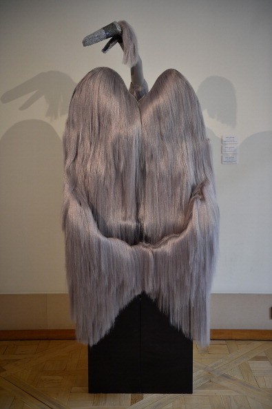 Busana yang cukup menyeramkan, seluruhnya terbuat dari rambut. Yang satu ini akan terlihat dramatis untuk editorial fashion.