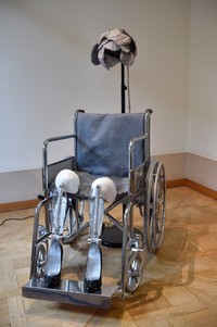 Cara desainer ini menampilkan karyanya pun terbilang unik. Salah satunya tampak seperti kursi roda.