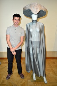 Charlie Le Mindu berpose dengan salah satu karyanya, busana menerawang dengan topi alien.
