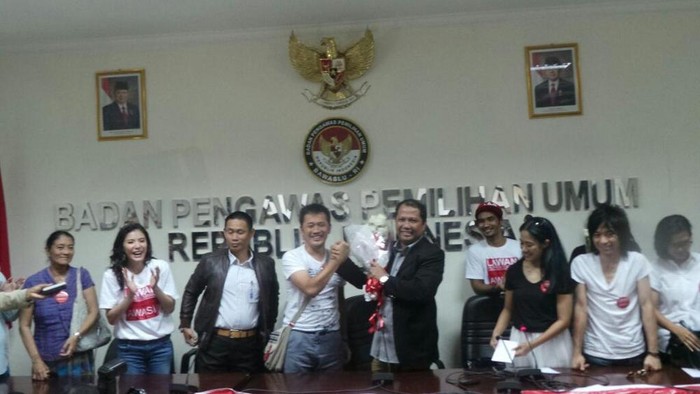 Beri Seikat Mawar, Artis dan Musisi Minta Bawaslu Netral di Pilpres 2014