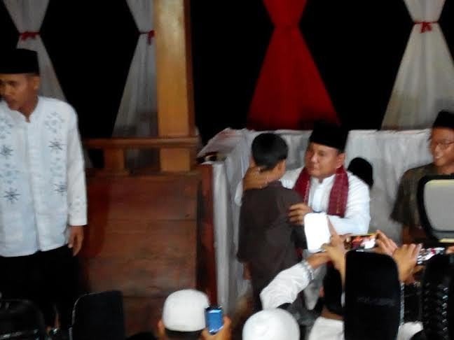 Usai Buka Puasa, Prabowo Menciumi Anak Yatim Piatu