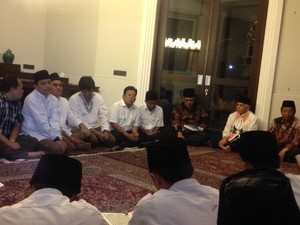 Hatta Buka Puasa Bersama Kelompok Artis Pendukungnya
