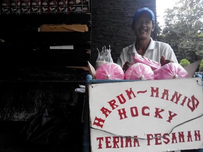 Mengecap Manisnya Hidup ala Arum Manis Pak Rokib