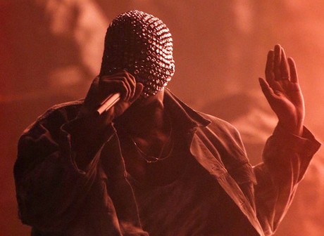 Tampil Aneh di London, Kanye West Dicemooh Penonton