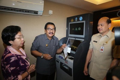 Warga Jatim Kini Bisa Membayar Pajak Kendaraan Bermotor Melalui ATM