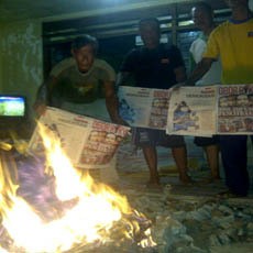 Warga Petemon Surabaya Bakar 2 Karung Tabloid Obor Rakyat