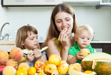 Lancar Menyusui Meski Berpuasa? Perhatikan Panduan Buka Puasa Ini