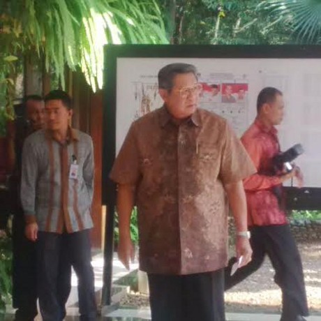 Didampingi Ibu Ani dan Cucu, SBY Mencoblos di TPS 06 Cikeas