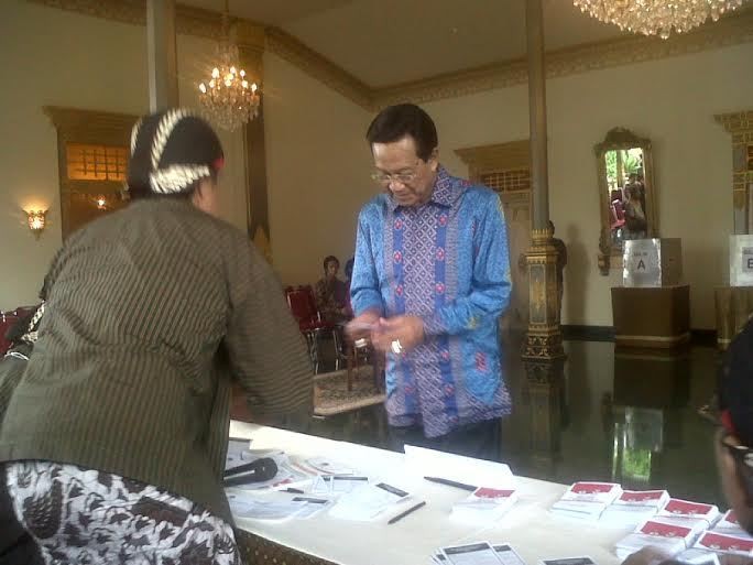 Sultan dan Keluarga Nyoblos, Berharap Warga Tak Golput