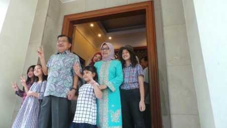 Kompak Salam 2 Jari, JK dan Keluarga Jalan Kaki ke TPS 03