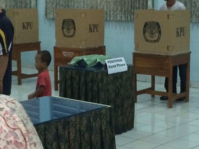 Cegah Kecurangan, TPS Ini Sediakan Baskom untuk Taruh Ponsel