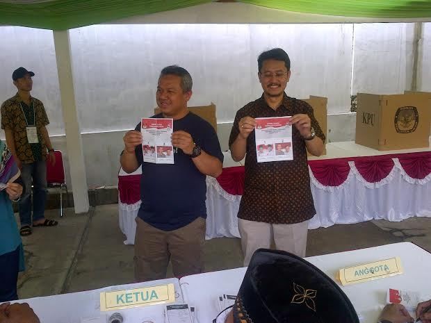 Ketua dan 3 Komisioner KPU Mencoblos di Pejaten dengan A5