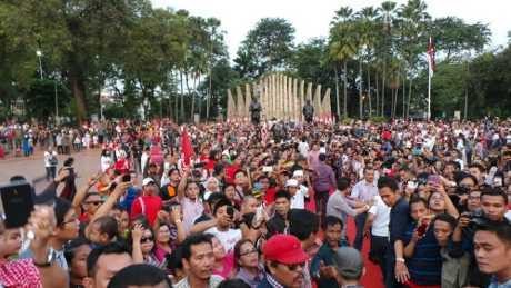 Jokowi Buka Puasa Bareng Relawan di Media Center Jokowi-JK