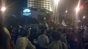 Semakin Malam, Massa Pendukung Jokowi-JK Semakin Memenuhi Bundaran HI